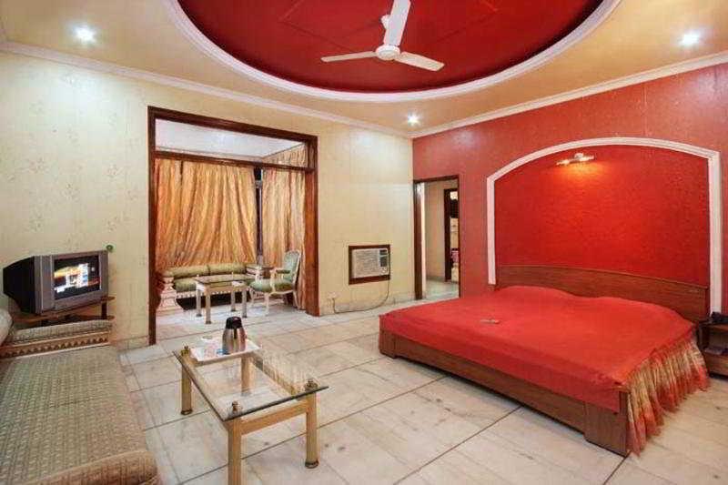 Hotel Mandakini Palace Канпур Стая снимка